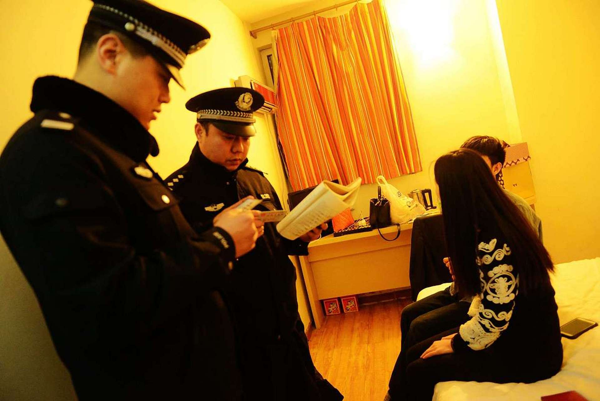 不是夫妻去酒店开房,双方是自愿的,警察查房是不会处罚的