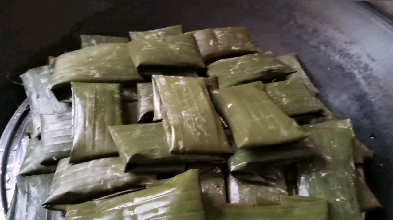 广西舌尖上的美食,艾叶糍粑,香蕉叶有着独食的香味,有益健康