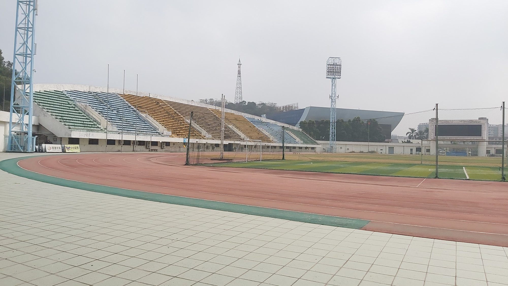 广东顺德体育中心,体育设施齐全的一个体育场馆,位于凤山中路