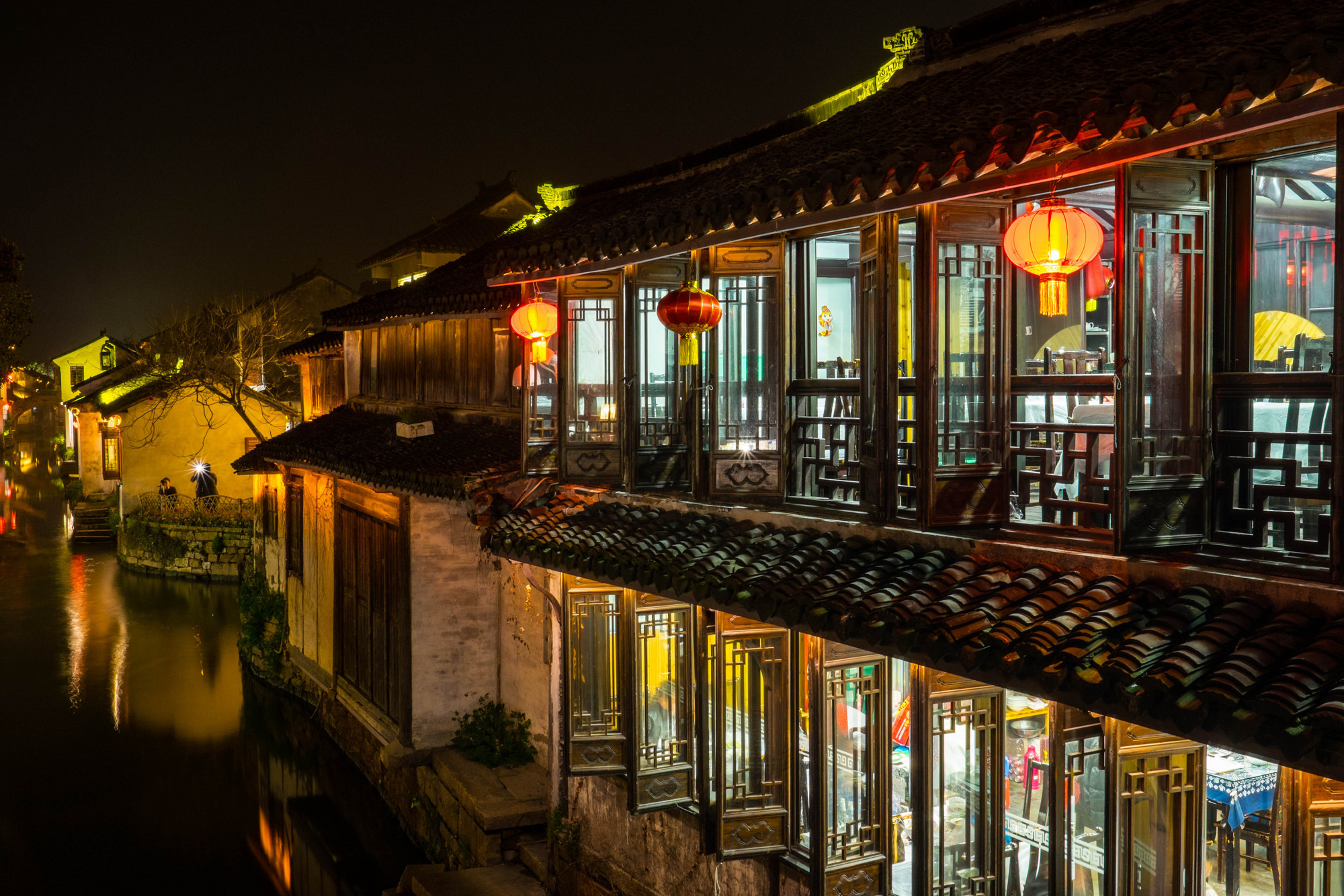 家家户户的屋檐上都挂着各式各样的彩灯,让整个小镇变成了灯光的童话