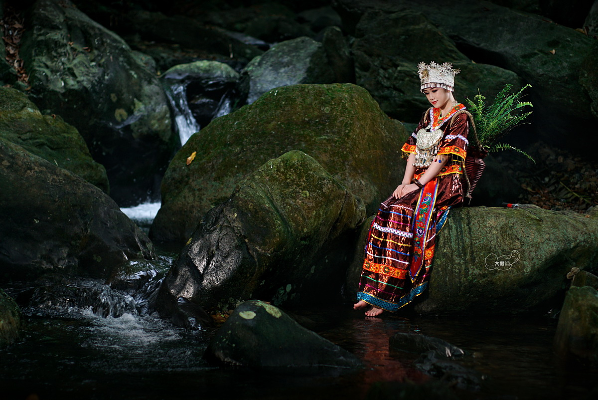 人像摄影:采药的苗族妹子