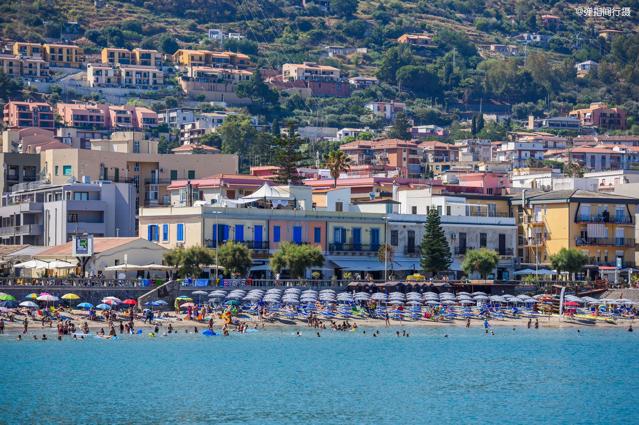 这座海滨小城,相当于意大利的三亚,街头海滩风情万种