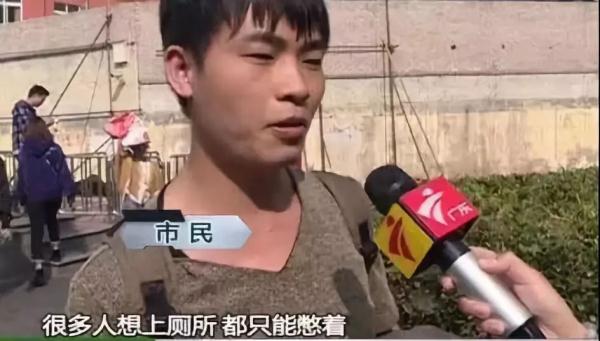 咋想的?一男子在站台垃圾桶上拉屎, 官方回应:有需求可求助