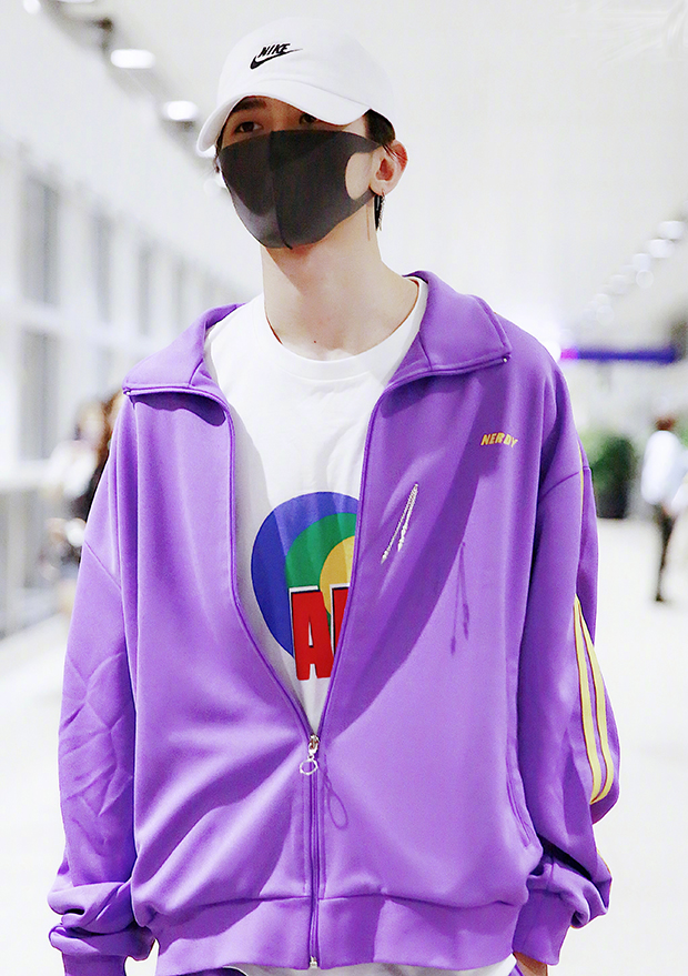 秋冬穿搭来点紫色?蔡徐坤孟美岐小鬼都敢这么穿,巧搭紫色成潮人