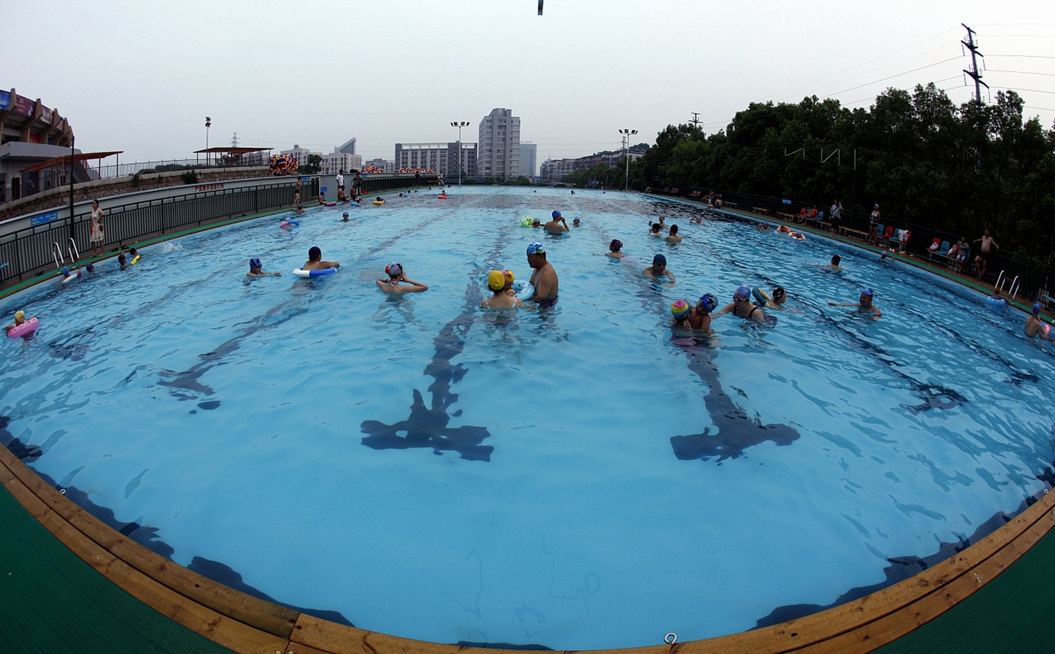 一个丰满的中年妇女在浅水区游泳.