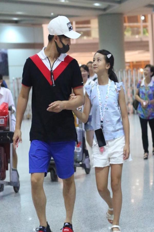 10岁森碟穿打底小背心,网友:腿比田亮还长,就是造型有点差!