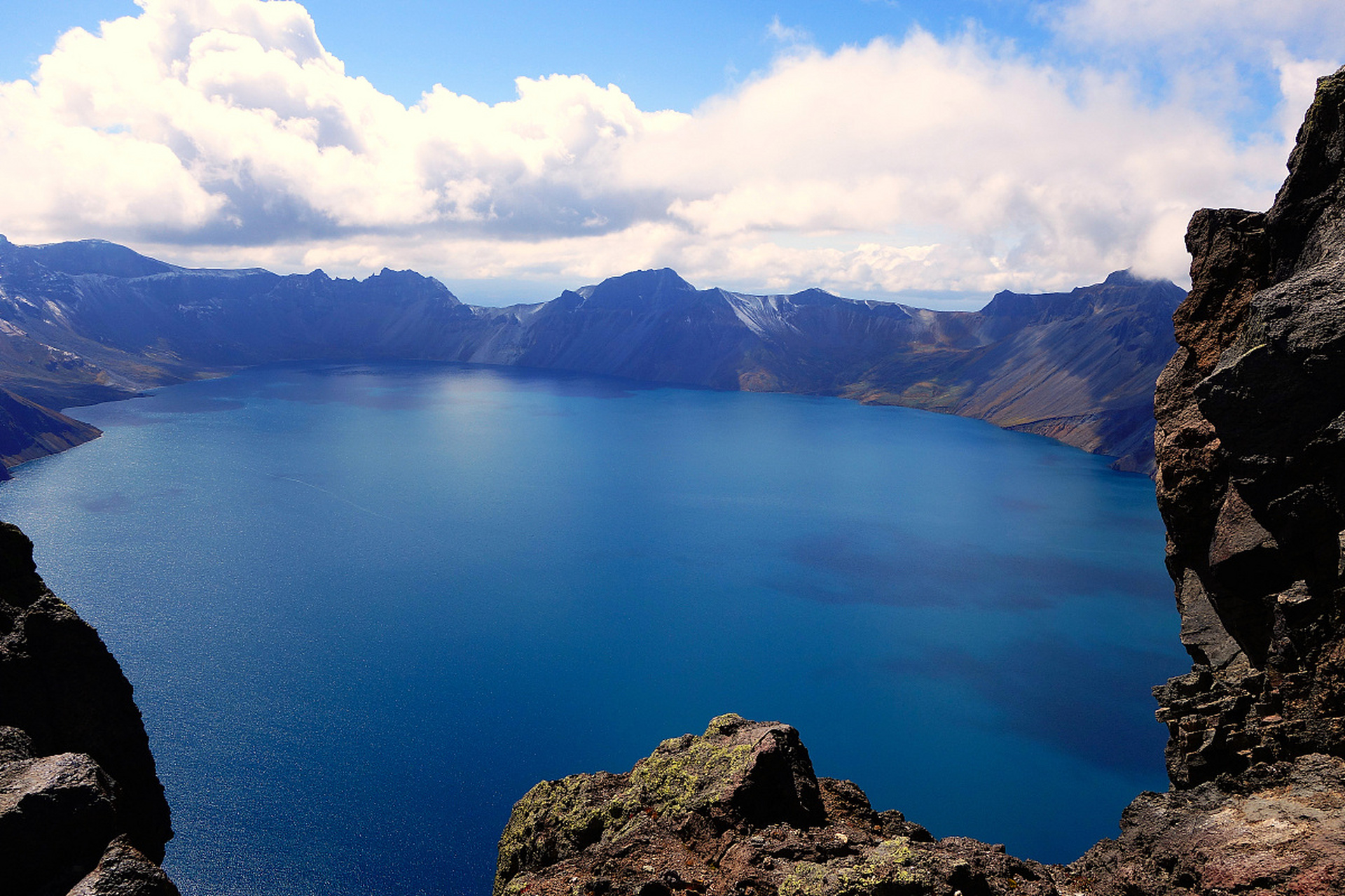 素有"关东第一山"之称的长白山,是中国与朝鲜的界山所在,也是中国的