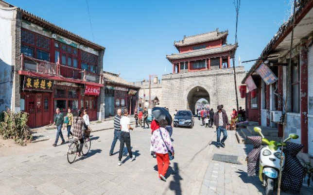 兴城市博物馆设在文庙古建筑群内,整个建筑为三进院落,院内松柏参天