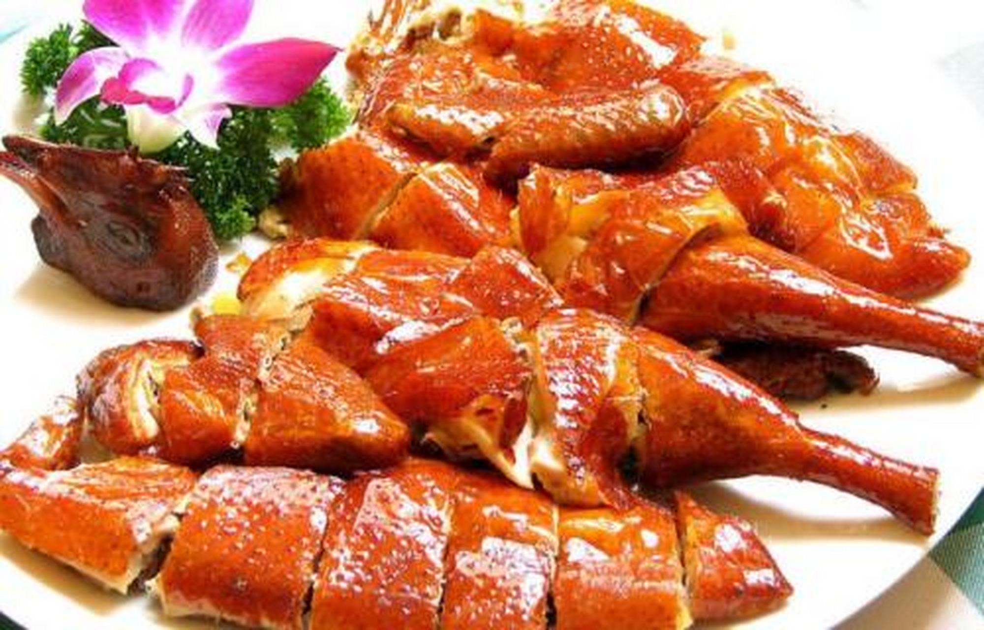 香酥鸡,是崇阳新创的风味名菜之一