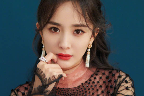 微博之夜明星大头照:蔡徐坤生图能打,热巴妩媚,杨幂稍显臃肿