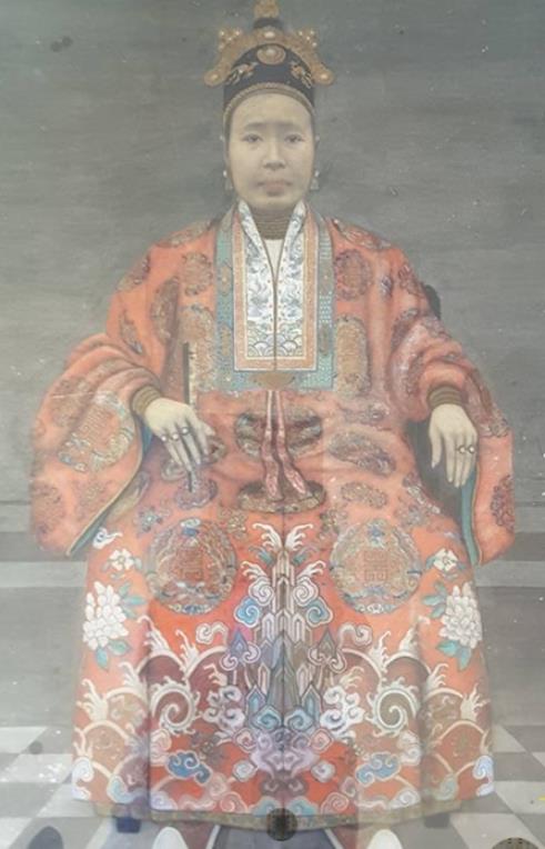 南芳皇后,是越南的末代皇后,本名阮有氏兰,从图中可以看到她美艳动人