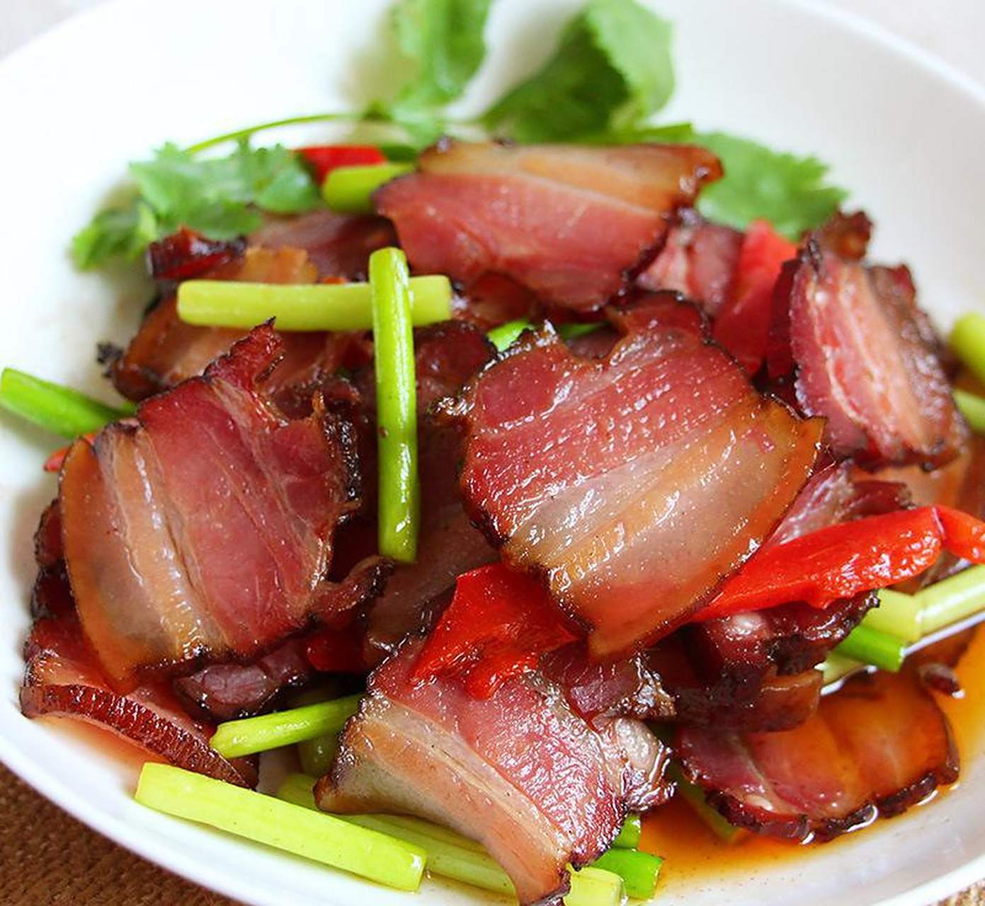 安化腊肉,体形大,颜色黑,熏得干,肉质细,味道香;湘西腊肉,色彩红亮