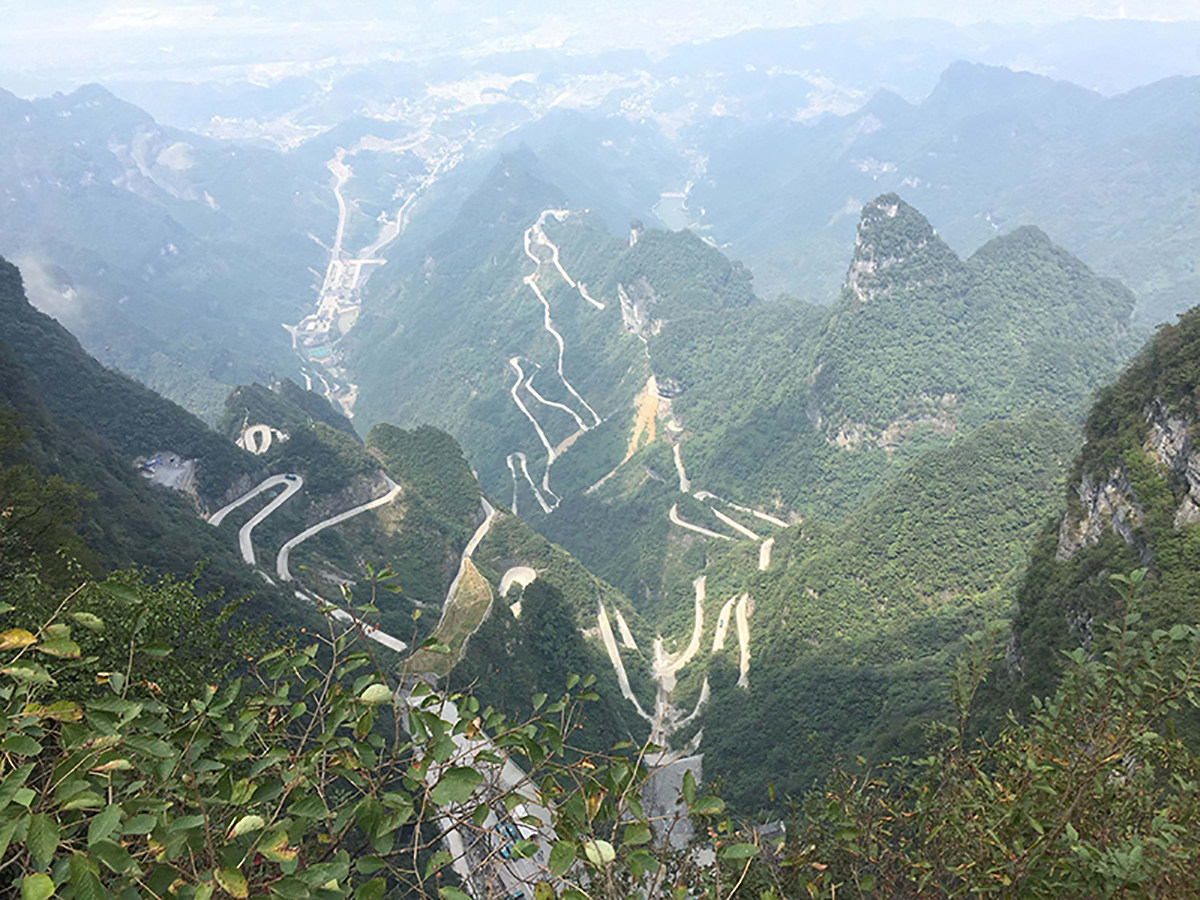 修这条公路,国家本想节约成本节约土地,却修成了"世界第一弯"