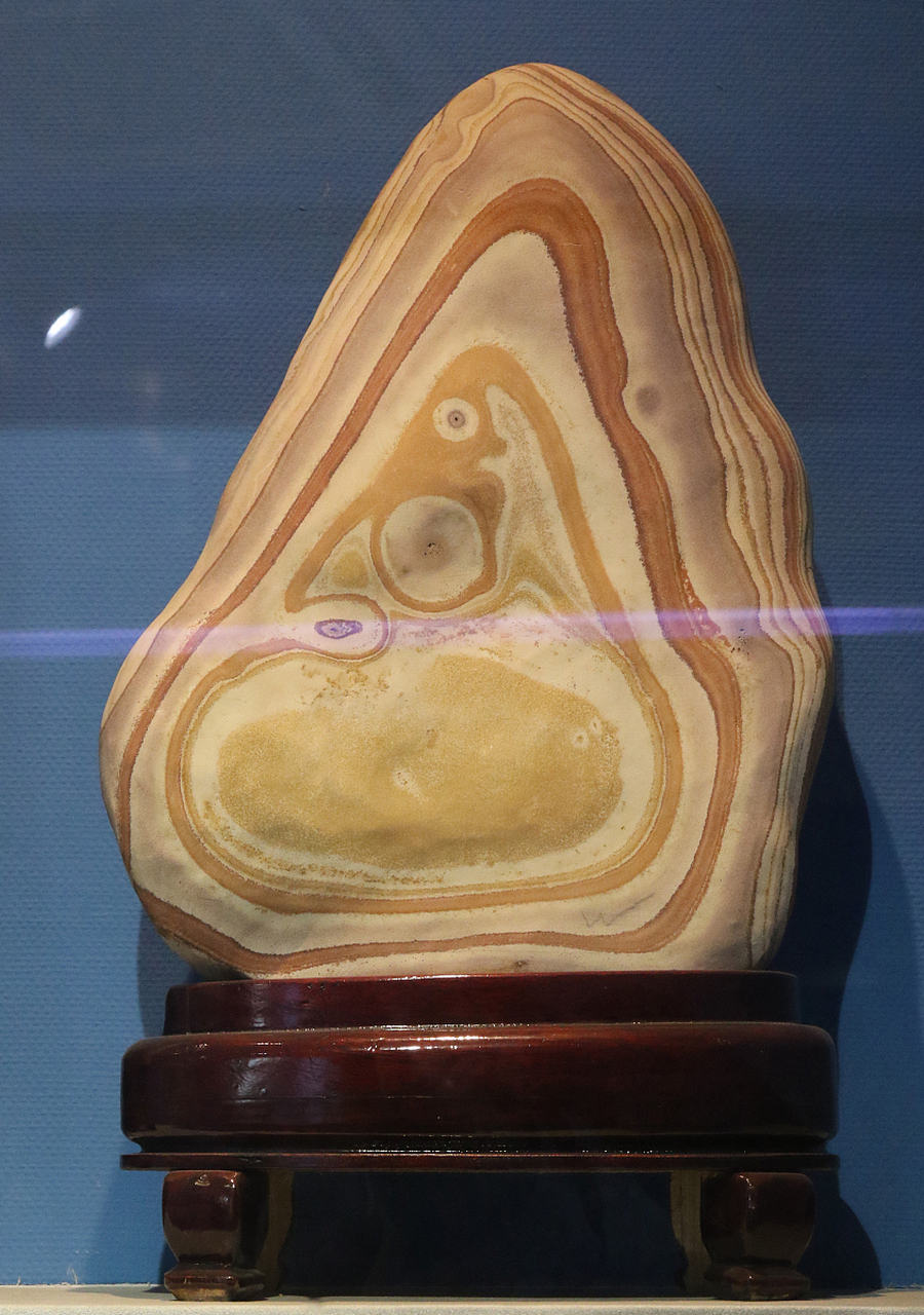 点我头像看直播# #和田玉# #陨石# 新疆的奇石种类之丰富,是地质乖祆