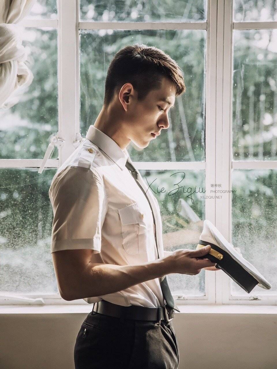 谢梓秋:180.cm的肌肉空少,颜值高,鼻子大,身材傲人!