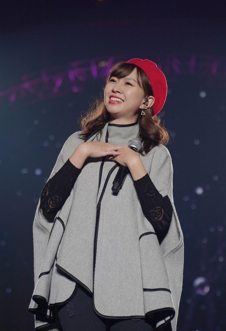 卓依婷一身白色连衣裙看上去好美