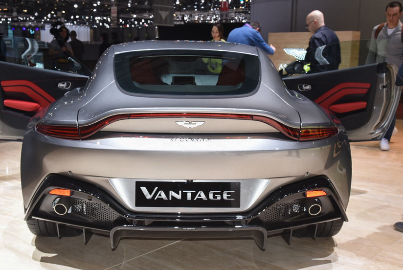 款型依旧深入人心的阿斯顿马丁v8vantage