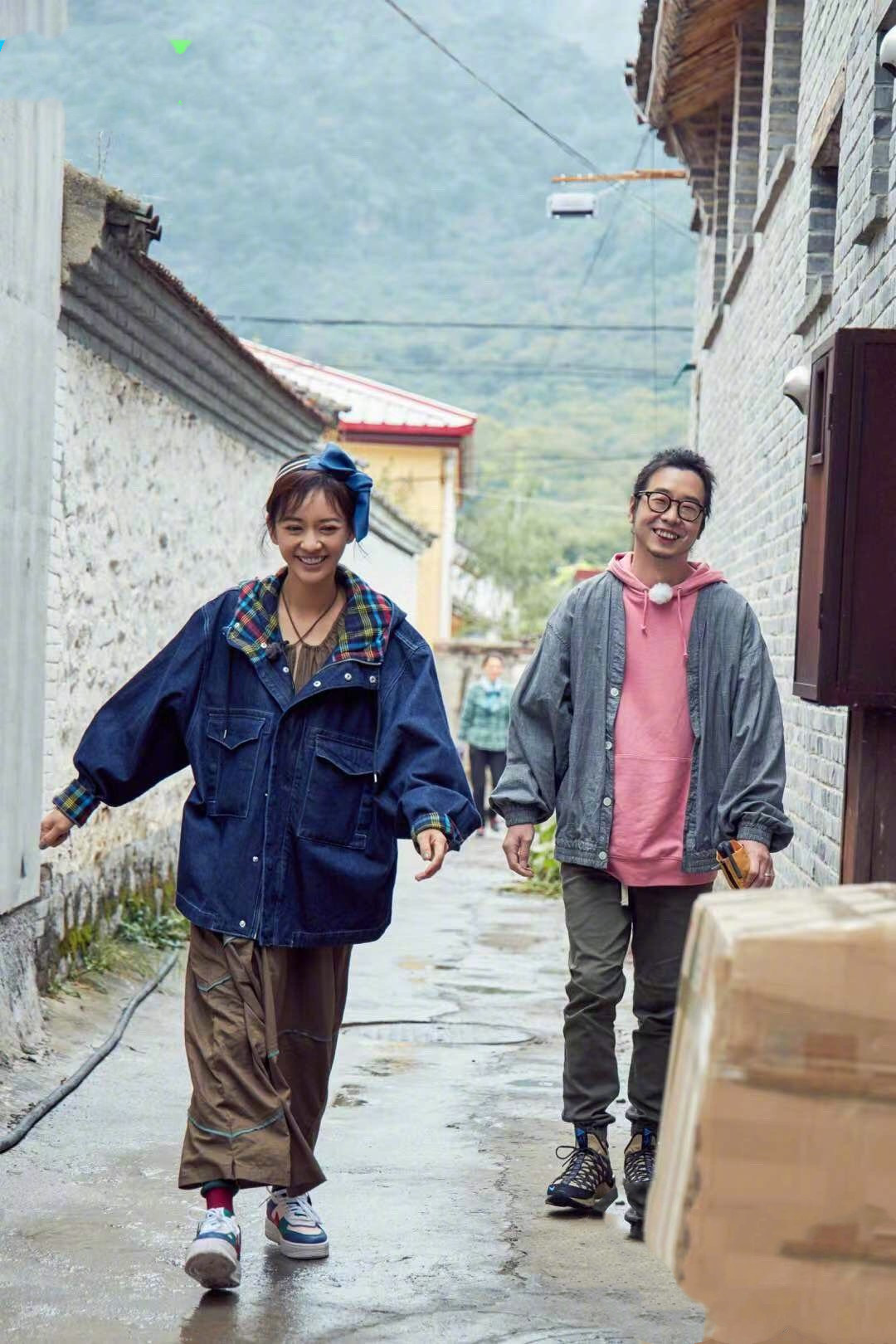 元气女陈意涵和老公"流浪"穿法大秀恩爱,被宠成蜜罐少女