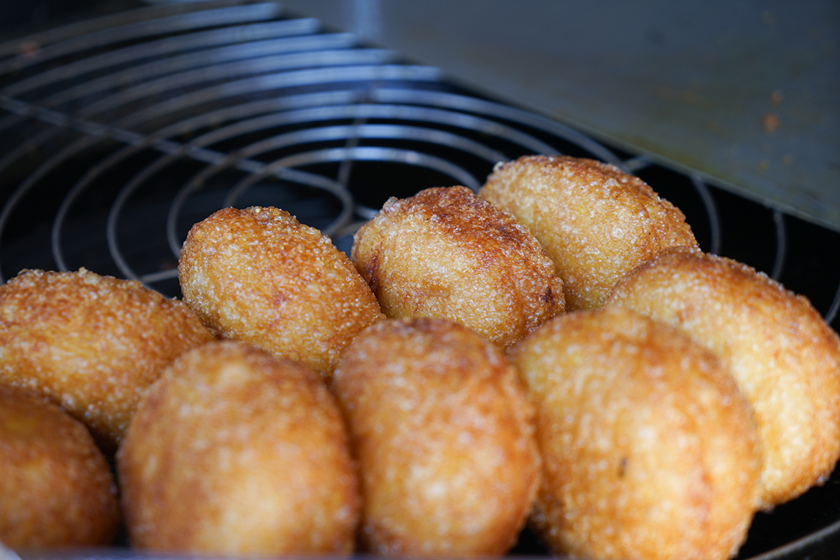 黎里都有哪些特产呢?路过一个店家,写着这有售卖大麻饼,板栗酥等.