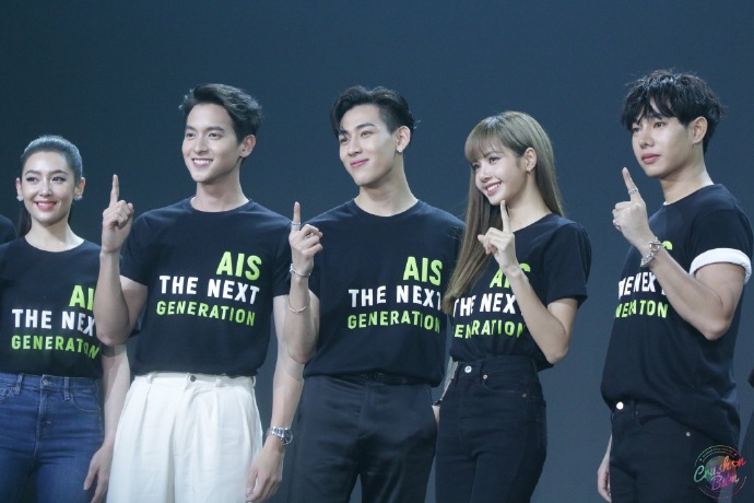 儿时好友顶峰相见!泰国顶流bambam和lisa世纪同框