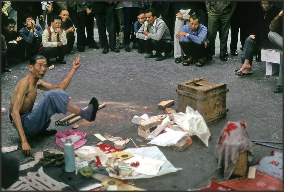 老照片:1973年的香港 油麻地天后宫还有耍把式卖药的