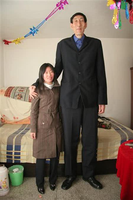 他的妻子叫夏淑娟.她的身高比鲍喜顺矮了70cm.