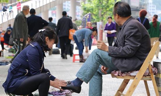 大学生毕业竟当起擦鞋工