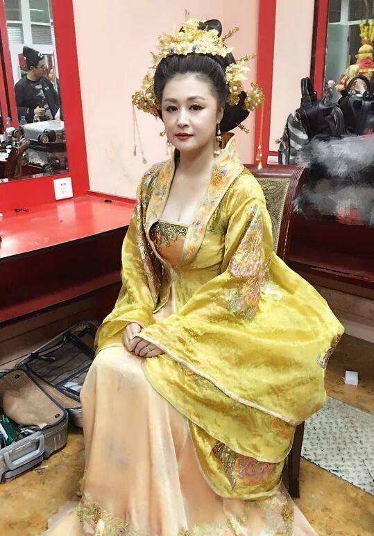 "谢大脚"原来是赵本山小姨子,隐藏20多年老公近照曝光!