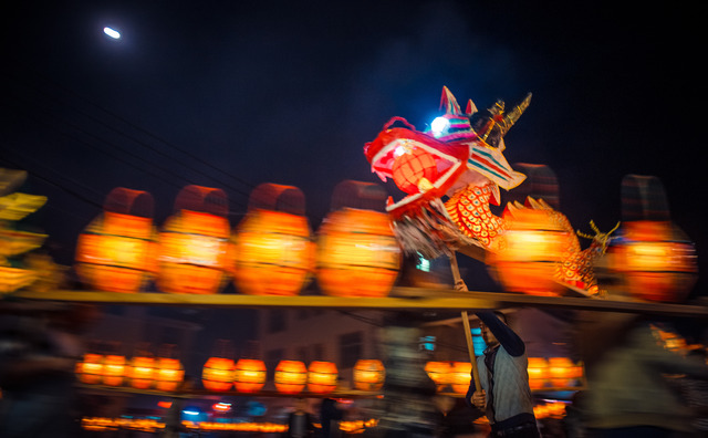 长汀彭坊刻纸龙灯闹元宵 舞动客家图腾