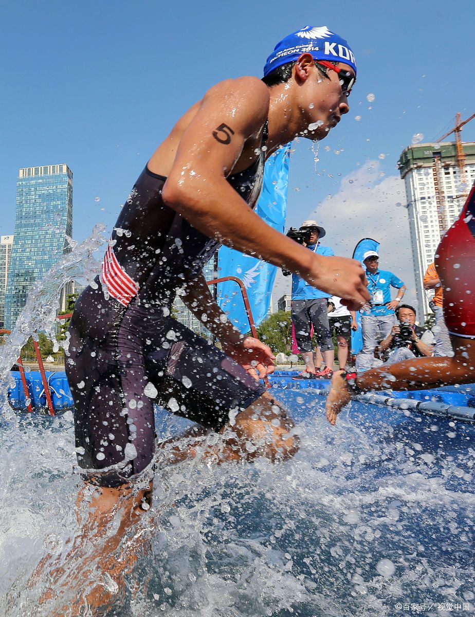 他最大的梦想,就是让妻子小雪住上一个温馨的家.为此,他咬牙