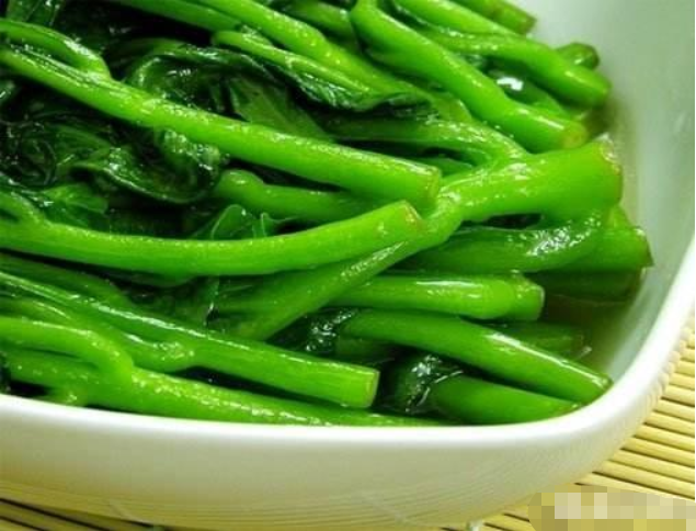 一定要猛火快炒,快速翻炒青菜,让青菜受热均匀,在