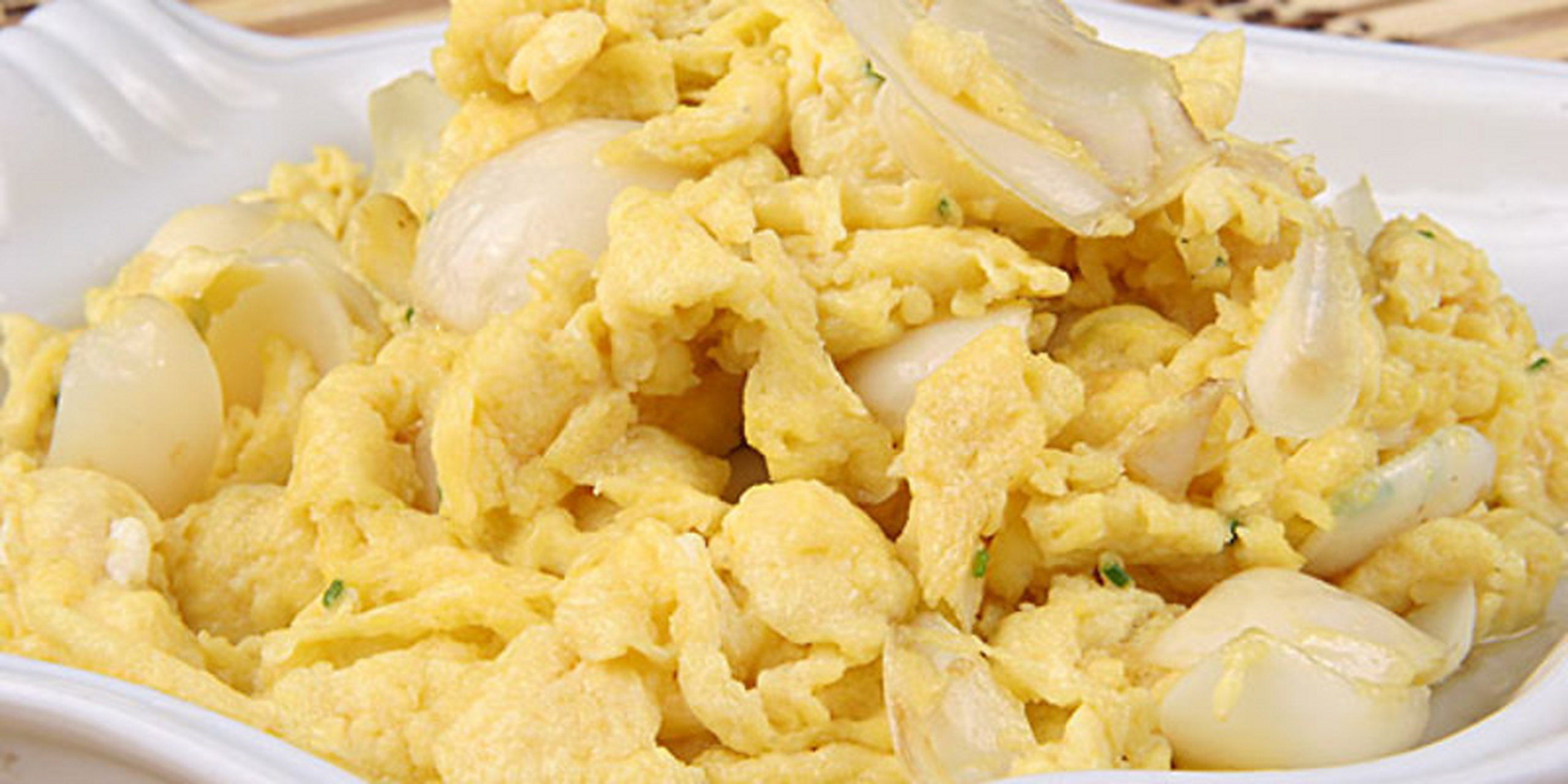 石鱼炒蛋,是庐山地区的特色菜肴,以庐山特山的石鱼为主料制成,营养