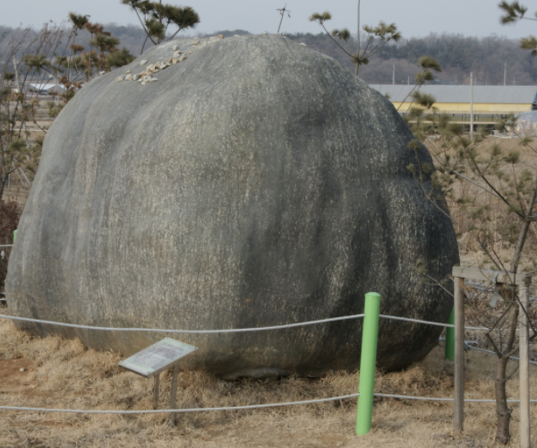 韩国江华岛居民用石头修建坟墓,一般长7.1米宽 2.6米