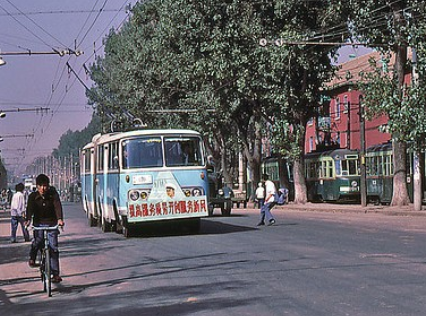 老照片:1983年的辽宁省鞍山市街景,公共交通篇