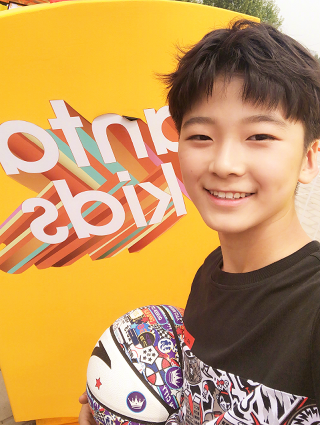 张亮儿子越来越帅了,12岁天天帅成偶像剧男主,穿搭时尚随老爸