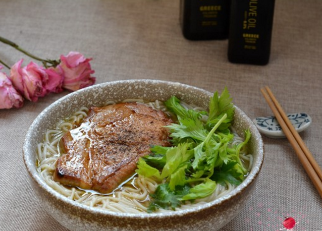 猪排热汤面,肉嫩嫩的,面香香的很好吃