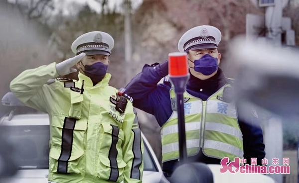 冲在抗疫第一线 青岛交警成马路上一道"美丽风景线"