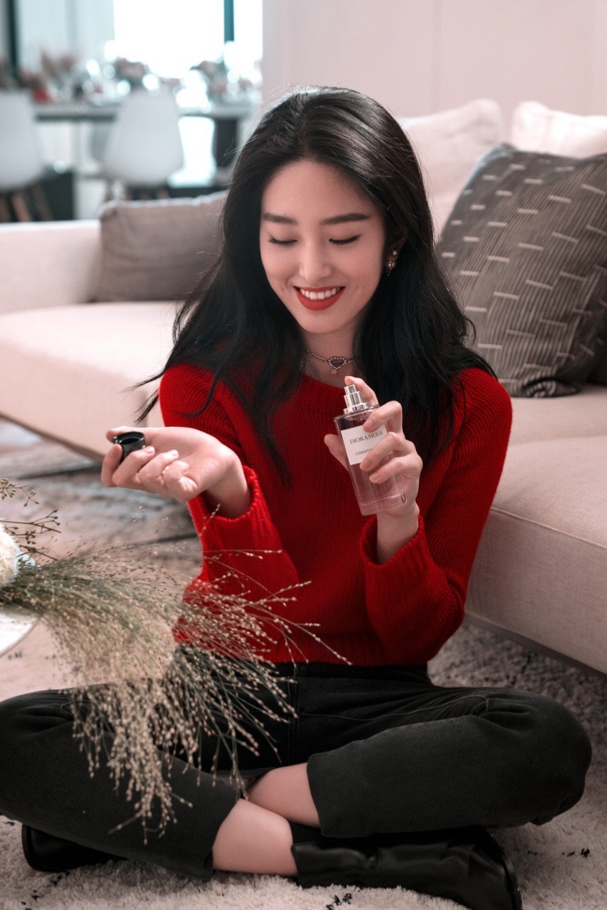 杨采钰真是气质型美人,一举一动都透着优雅