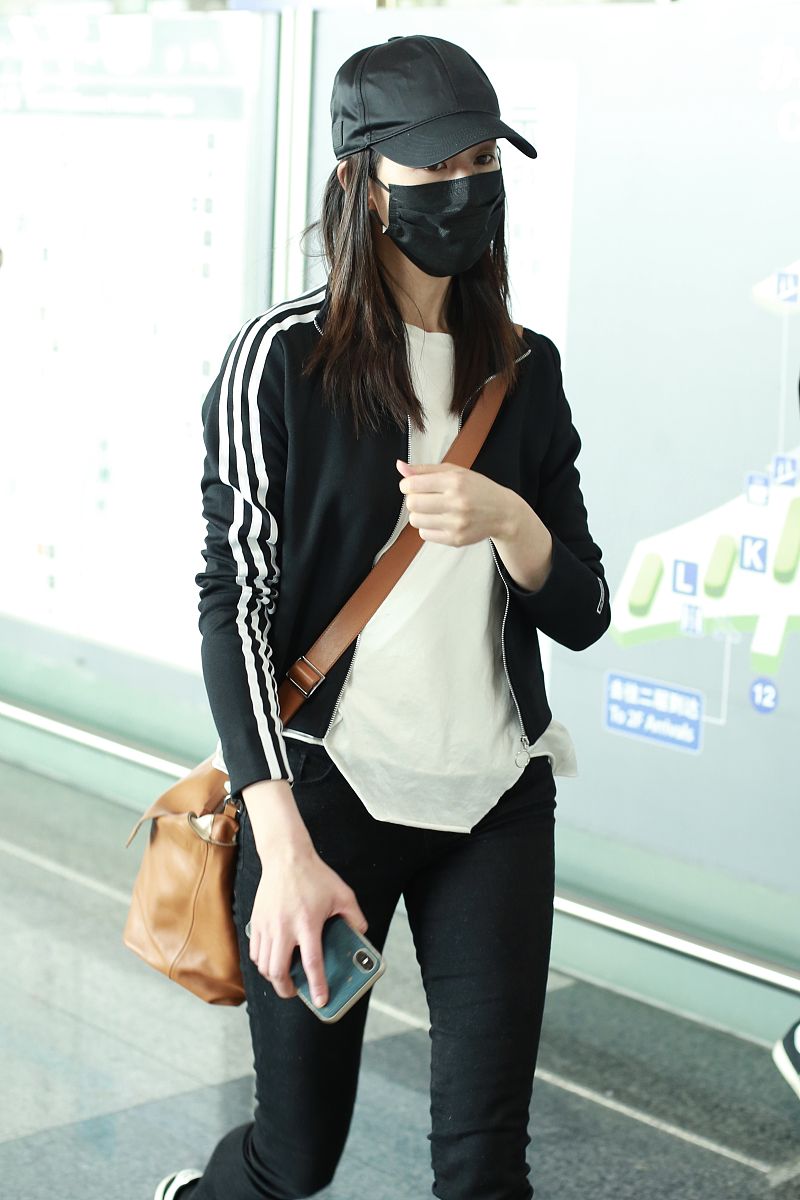 张钧甯街拍:adidas运动外套白t恤 铅笔裤小黑鞋简约利落