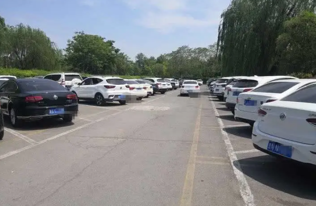 航拍大明湖劳动节盛况,熙熙攘攘停满私家车,本地车牌居多!