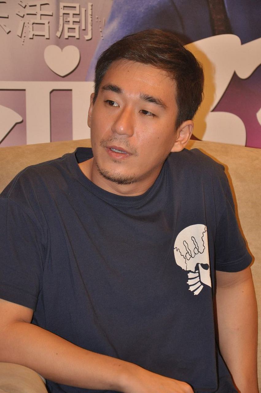张默下手很狠,一开始是在宿舍楼下和童瑶争执,见童瑶要逃开,他直接