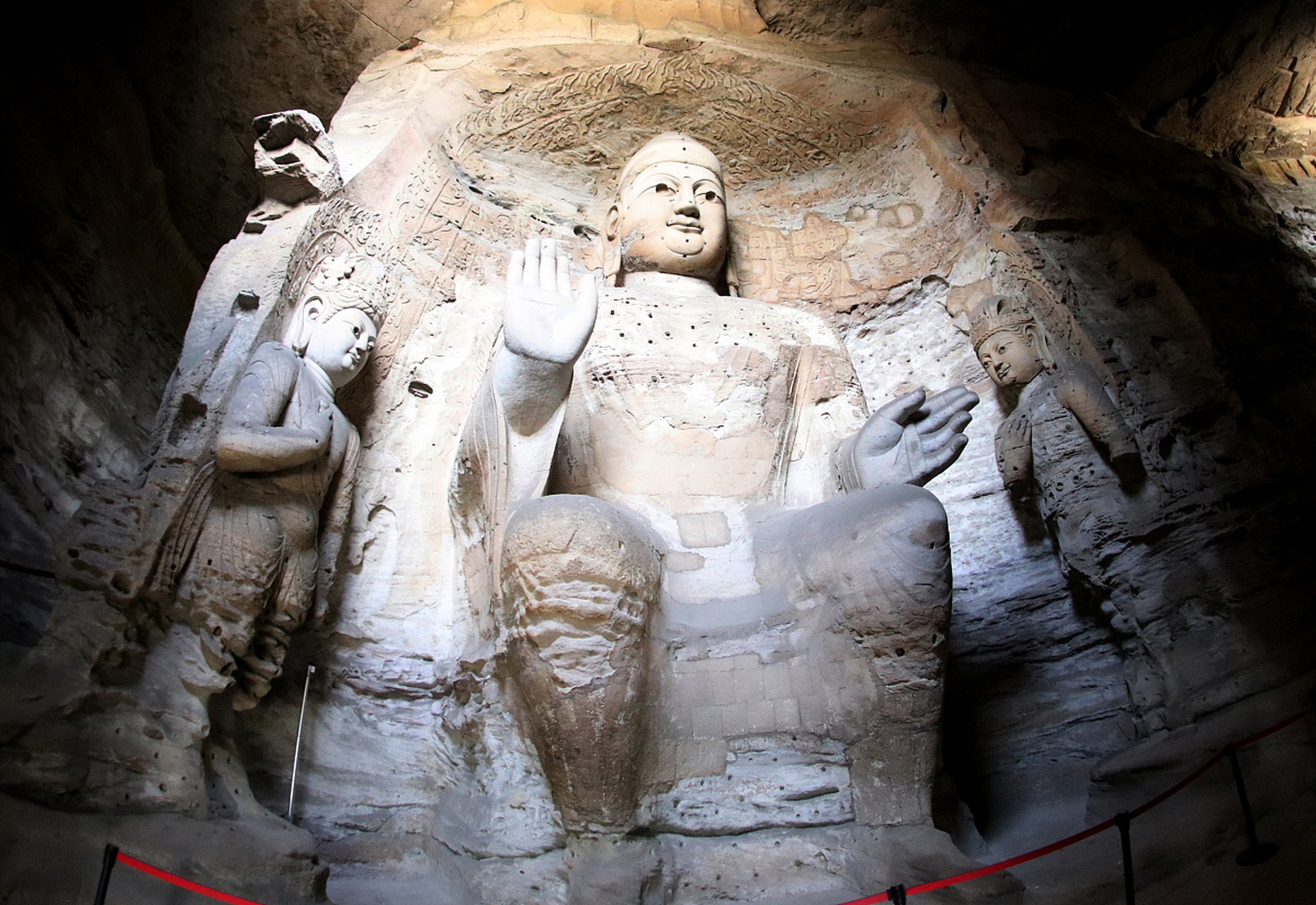 近日,云冈石窟景区第六窟正式宣布封闭,引发了广大游客的关注和热议.