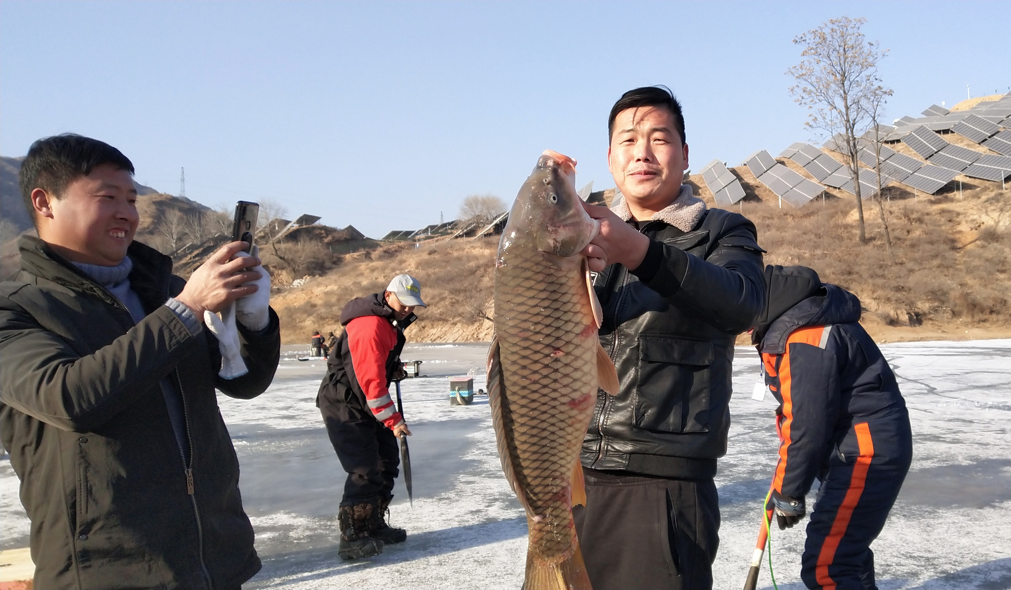 疯狂的冰上锚鱼,你们觉得最后张图鱼有多大?美女都快提不动了