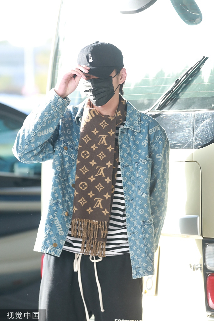 组图:吴亦凡懒理录音事件挥手告别粉丝 系复古围巾示范个性穿搭