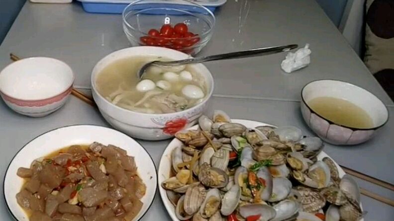 打工妹买2斤花甲煮了一大盘香辣花甲一家人吃得过瘾花甲怎么做好吃