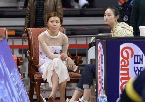 cba的美女老板,身材堪比二八少女,广东宏远队幕后的老板娘