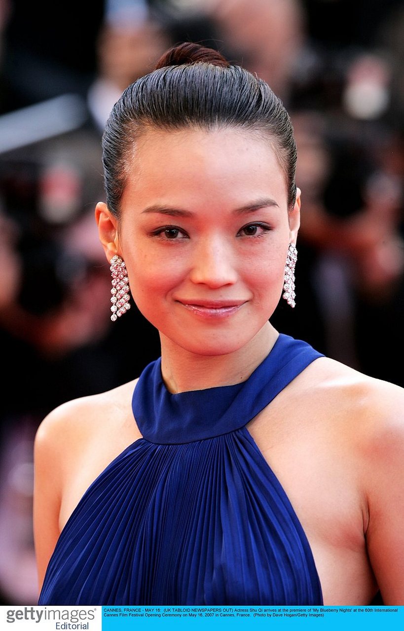 重温舒淇戛纳电影节60周年开幕红毯造型,,露背镂空剪裁勾勒曼妙身姿