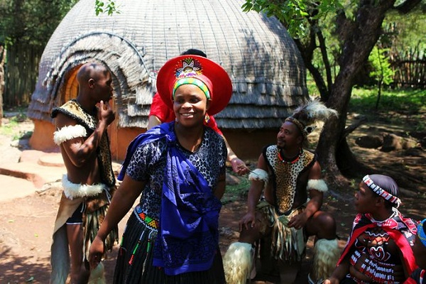 南非最"开放"原始部落,未婚少女赤裸上身,仅为证明贞洁