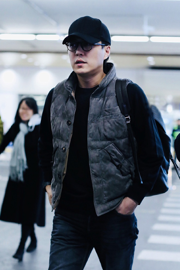 黑白照下的靳东,很有艺术气息,小编最喜欢这样的他.