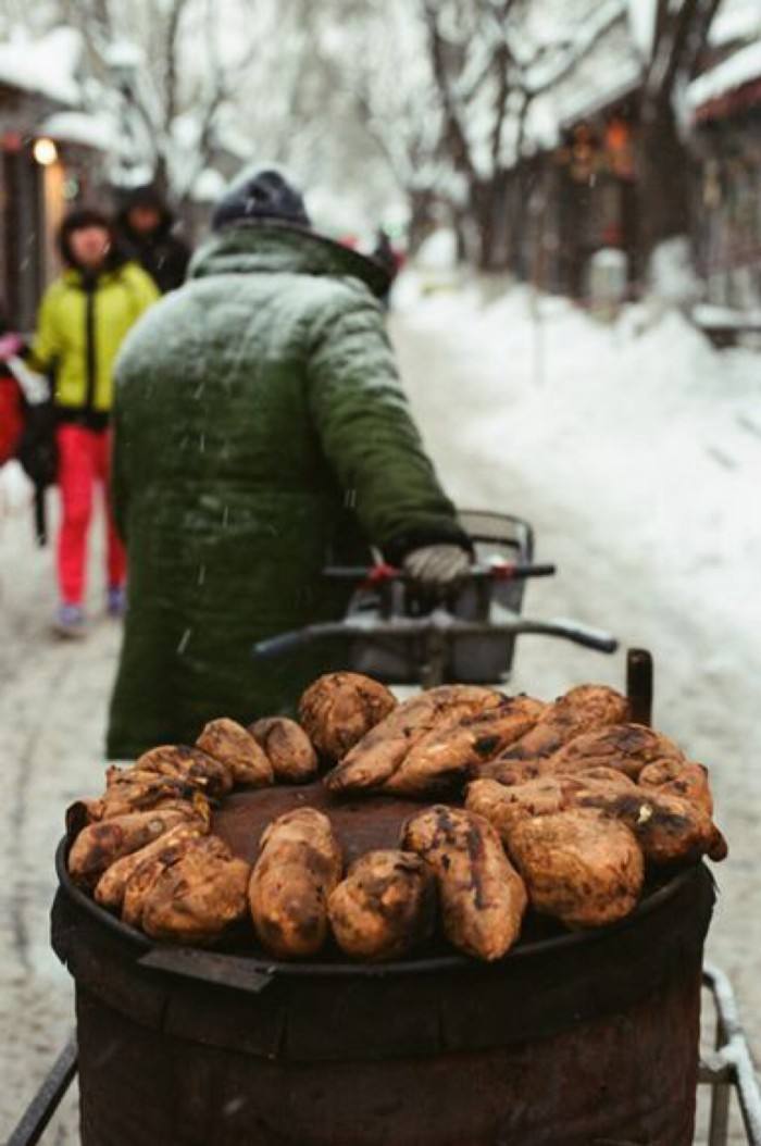 农村人冬天逛集市必买的小吃,烤地瓜在内,网友:哪个都想吃